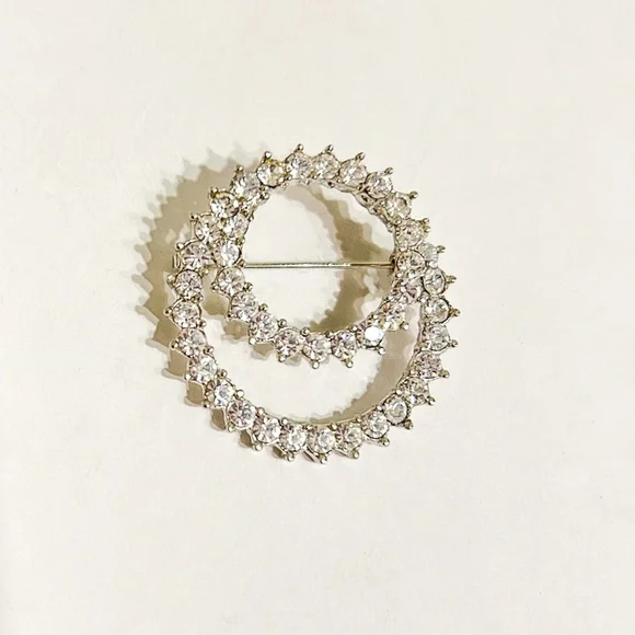 Vintage Clear Crystal Rhinestone Wreath Brooch Pin - Picture 4 of 12